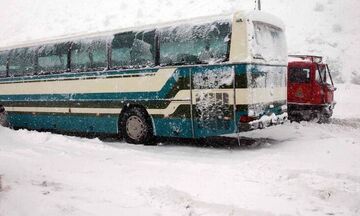 Καταγγελία επιβατών λεωφορείου στην Καλαμπάκα ότι αφέθηκαν στη χιονοθύελλα!