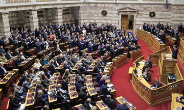 Βουλή: Με 158 «ναι» έναντι 142 «όχι» κυρώθηκε ο κρατικός προϋπολογισμός 2024