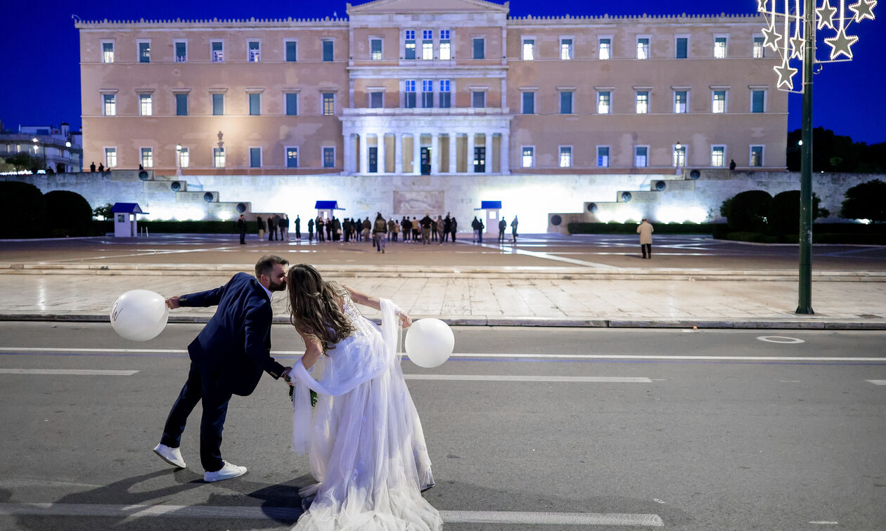 Ζευγάρι έκανε το άλμπουμ του γάμου τους στο άδειο Σύνταγμα! (pics)