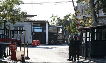Τα σενάρια που εξετάζει η αστυνομία για την ωρολογιακή βόμβα που βρέθηκε έξω από την έδρα των ΜΑΤ