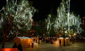 Τα «Χριστουγεννιάτικα Χωριά» υποδέχονται μικρούς και μεγάλους σε δέκα γειτονιές της Αθήνας (vid)