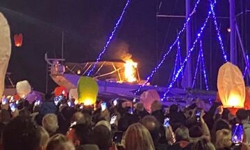 Φωτιά σε σκάφος στην μαρίνα του Βόλου από ιπτάμενο φαναράκι των εορταστικών εκδηλώσεων