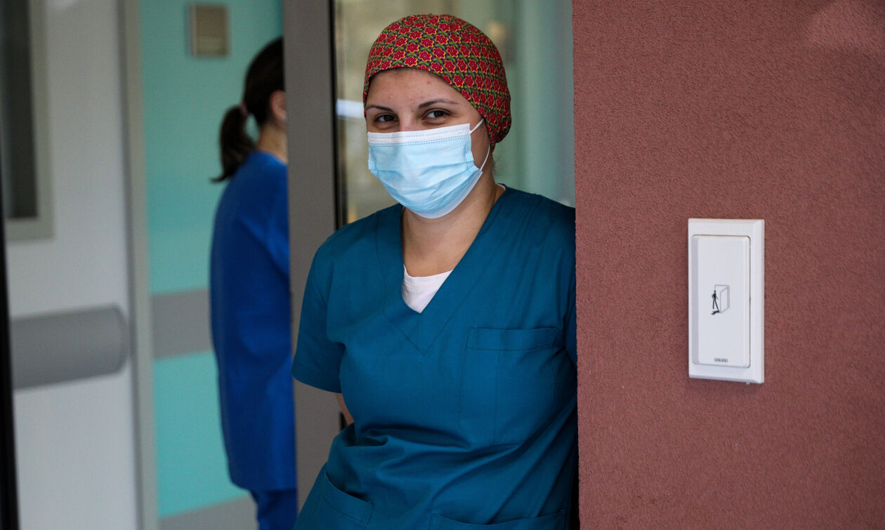 Επιτροπή Λοιμώξεων: Συστάσεις για χρήση μάσκας σε κλειστούς χώρους, νοσοκομεία και ΜΜΜ