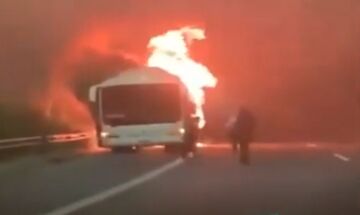 Λεωφορείο των ΚΤΕΛ τυλίχθηκε στις φλόγες (vid)