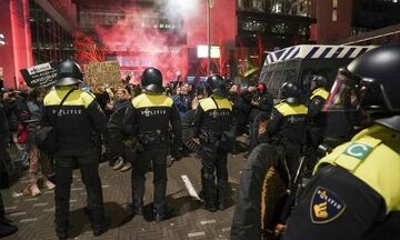 Ολλανδία: Επεισόδια, καμένα Ι.Χ., επιθέσεις σε αστυνομικούς και συλλήψεις την Πρωτοχρονιά