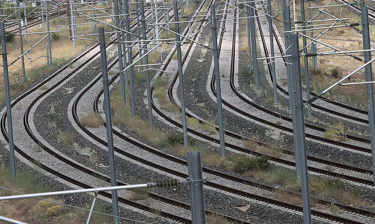 Hellenic Train: Δέντρο έπεσε στις γραμμές στη Δεκέλεια - Με λεωφορείο η σύνδεση Αθήνα-Αφίδνες