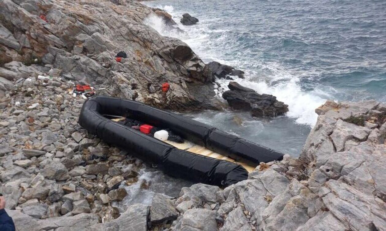 Λέσβος: Δύο νεκροί, δύο αγνοούμενοι και 32 οι επιζώντες στη βάρκα που βγήκε σε βραχώδη ακτή