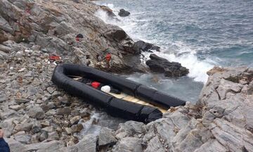 Λέσβος: Δύο νεκροί, δύο αγνοούμενοι και 32 οι επιζώντες στη βάρκα που βγήκε σε βραχώδη ακτή