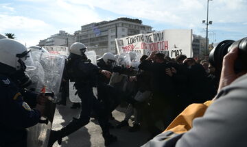 Συγκέντρωση φοιτητών στο κέντρο της Αθήνας - Μικροεπεισόδια μπροστά στη Βουλή