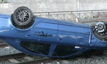 Θεσσαλονίκη: Αυτοκίνητο έπεσε πάνω στις ράγες τρένου - Το εγκατέλειψαν οι επιβαίνοντες 