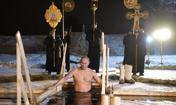 Θεοφάνια στη Ρωσία: Βούτηξε και φέτος στα παγωμένα νερά ο Πούτιν