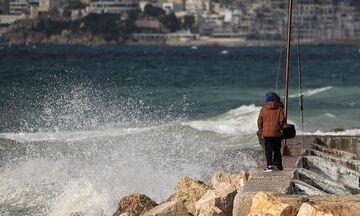 Απαγορευτικό απόπλου: Παραμένουν δεμένα τα πλοία σε Πειραιά, Ραφήνα και Λαύριο