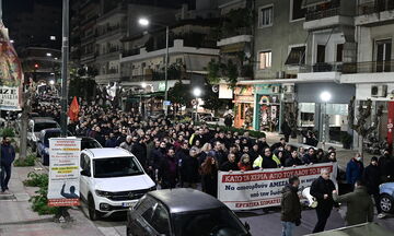Ιωάννα Κολοβού: Πλήθος κόσμου συγκεντρώθηκε έξω από το σπίτι της - Ο Κασσελάκης δίνει το πατρικό του