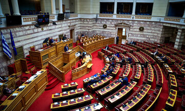 Βουλή: Ψηφίστηκε το νομοσχέδιο για την οπαδική βία