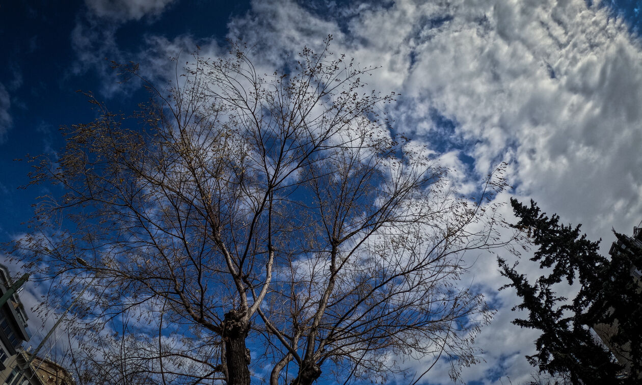Καιρός: Τοπικές νεφώσεις και χιονοπτώσεις στα ορεινά