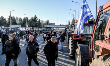 Λάρισα: Μπλόκο των αγροτών στον κόμβο του Πυργετού