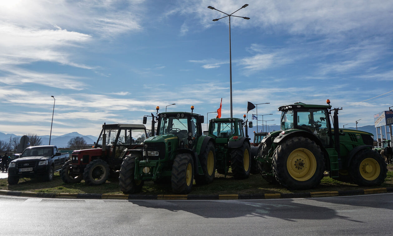 Αγρότες: Εννέα αιτήματα προς τον πρωθυπουργό, ενώ πυκνώνουν τα μπλόκα 