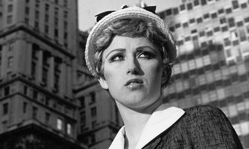 «Cindy Sherman at Cycladic: Πρώιμα έργα»