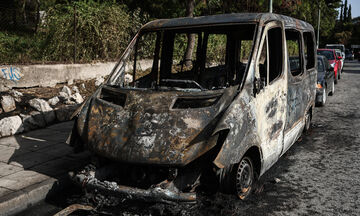 Πανεπιστημιούπολη: Ομάδα αγνώστων έκαψε τέσσερα οχήματα