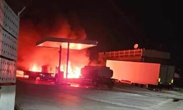 Μάνδρα: Φωτιά σε φορτηγά δίπλα σε βενζινάδικο