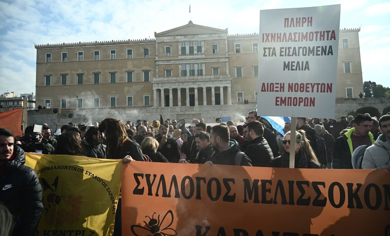 Στο Σύνταγμα οι μελισσοκόμοι – Ωρα αποφάσεων για τους αγρότες στα μπλόκα (vid)