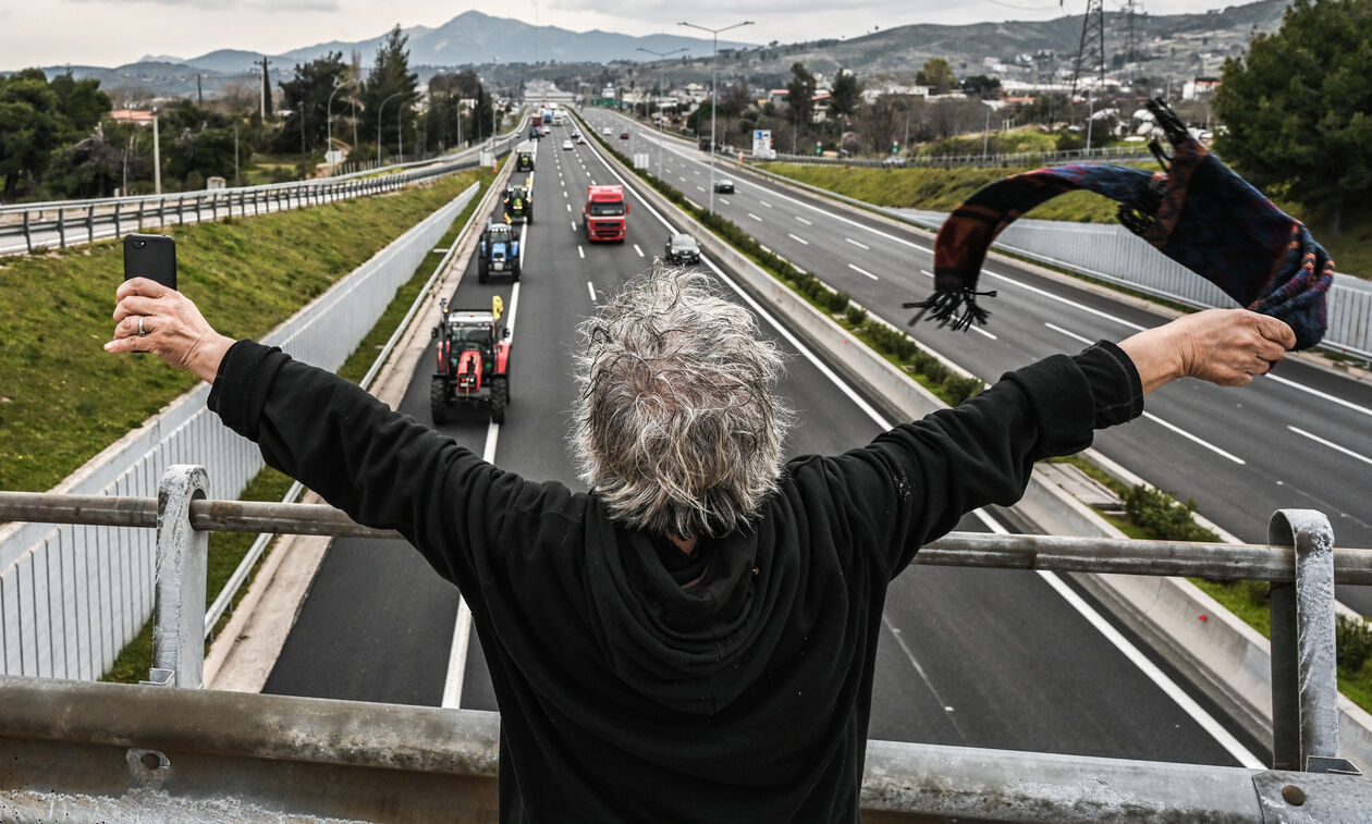 Αγρότες: Κλιμάκωση στα μπλόκα της Θεσσαλίας