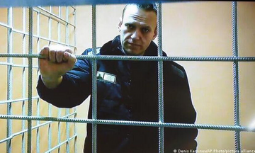 Κρεμλίνο: «Ή θα ταφεί μυστικά ο Ναβάλνι ή στη φυλακή»