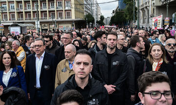 Κασσελάκης: «Ο πρωθυπουργός όφειλε τουλάχιστον σήμερα να σεβαστεί τη μνήμη των νεκρών»