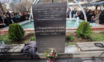 Τέμπη: Το μνημείο για τα θύματα στην πλατεία του ΟΣΕ στη Λάρισα (vid, pics)