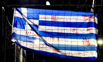 Θεσσαλονίκη: Σημαία της Ελλάδας με αίματα... (pics)