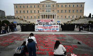 Πανεκπαιδευτικό συλλαλητήριο: Οι φοιτητές ξανάγραψαν τα ονόματα των 57 νεκρών (vids)