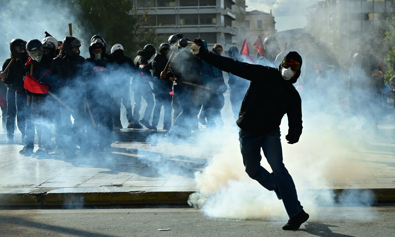 Πανεκπαιδευτικό συλλαλητήριο: Νέος κύκλος επεισοδίων στο Σύνταγμα