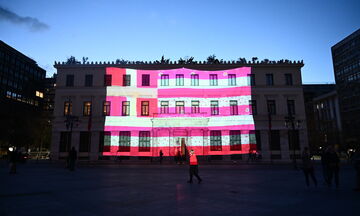 Δημαρχείο Αθηνών: Στα χρώματα της λογοκριμένης ροζ σημαίας (vid)