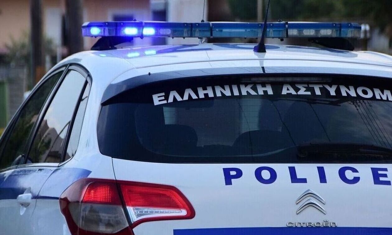 Κινηματογραφική καταδίωξη στην Κόρινθο: Οδηγός έπεσε σε περιπολικό, πάτησε γκάζι και εξαφανίστηκε