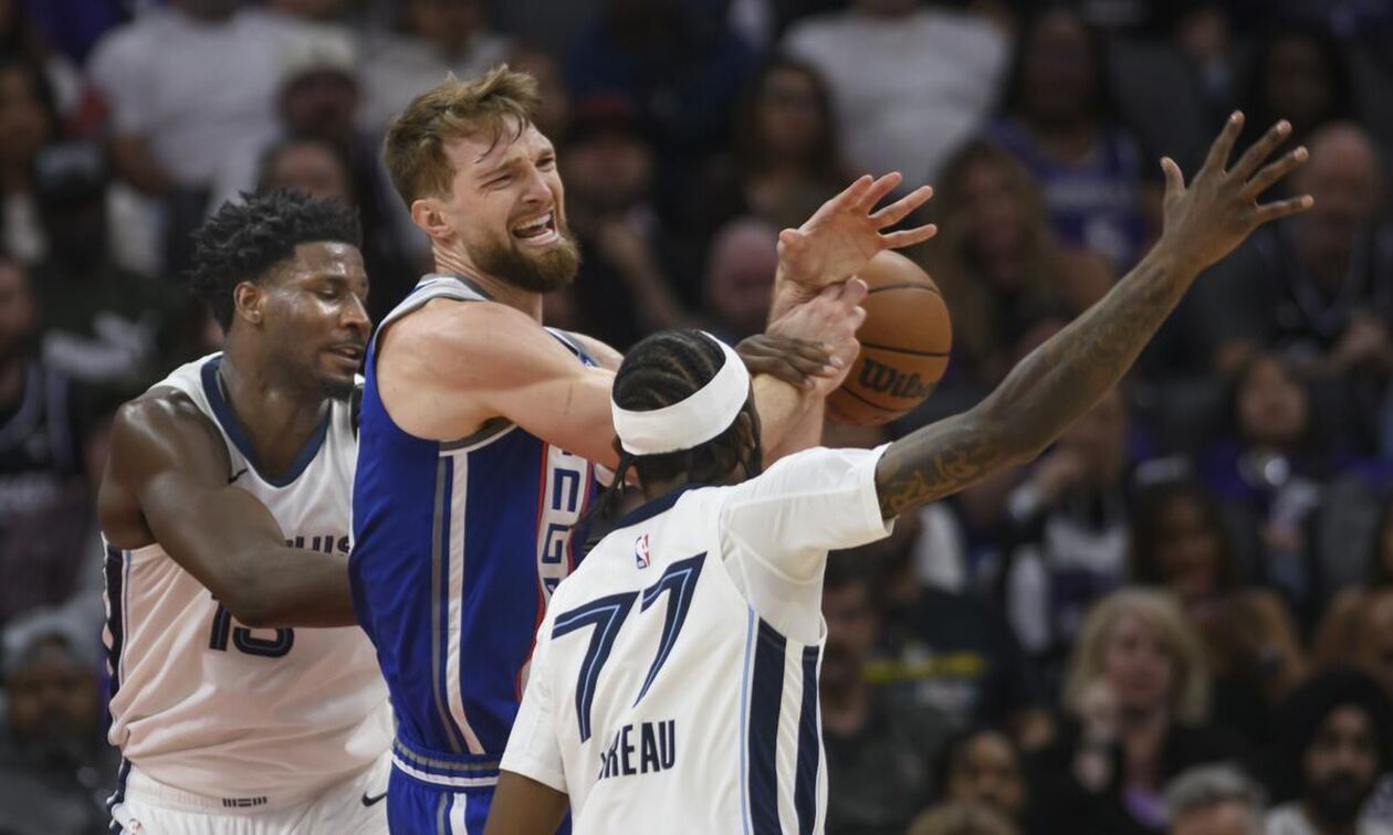 NBA: Επικράτησαν των Γκρίζλις οι Κινγκς με το 50ο σερί double-double του Σαμπόνις (highlights)