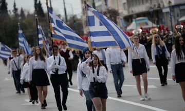 25η Μαρτίου: Ολοκληρώθηκε η μαθητική παρέλαση στο κέντρο της Αθήνας