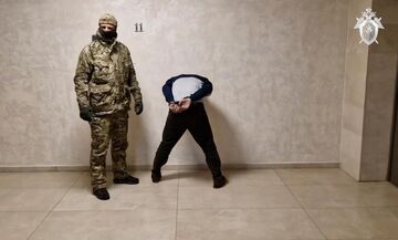 Μόσχα: Με χειροπέδες και τα μάτια καλυμμένα οι δράστες οδηγήθηκαν σε ανάκριση