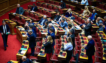 Βουλή: Κατατέθηκε η πρόταση δυσπιστίας μετά τις αποκαλύψεις για τα Τέμπη