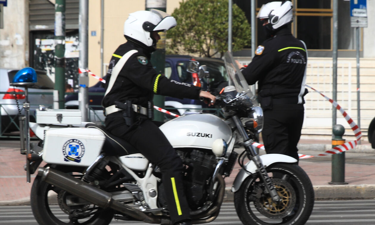 Σύλληψη αστυνομικών έξω από κατάστημα στον Άγιο Παντελεήμονα για εμπλοκή σε πιθανή ληστεία