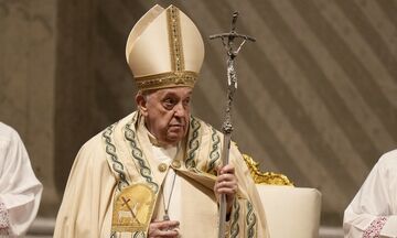 Πάπας Φραγκίσκος: Mε αμαξίδιο στην πασχαλινή αγρυπνία στο Βατικανό