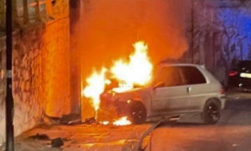 Νέα Φιλαδέλφεια: Αυτοκίνητο καρφώθηκε σε κολώνα και τυλίχθηκε στις φλόγες