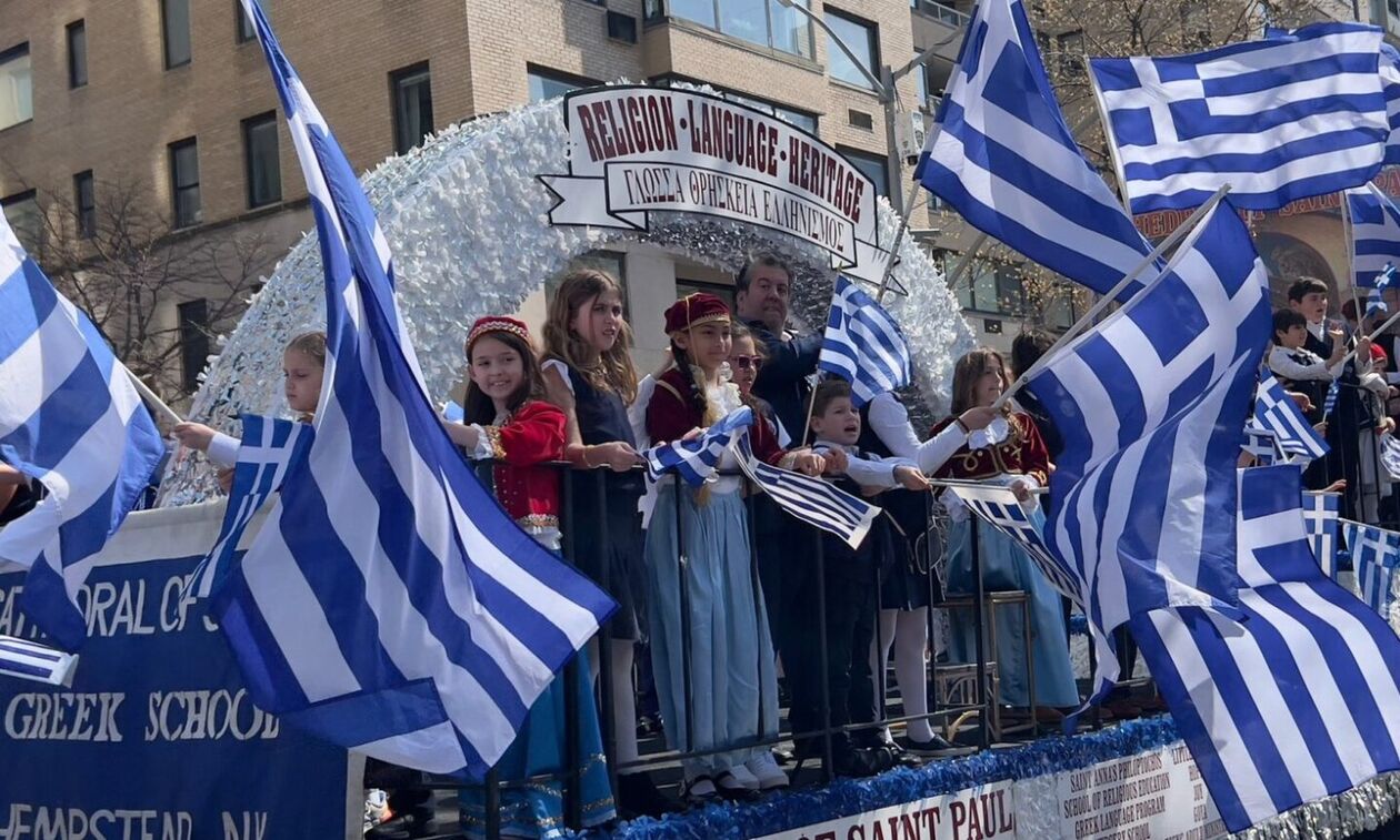 Νέα Υόρκη: Στα γαλανόλευκα η 5η Λεωφόρος