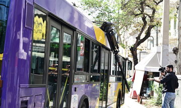 ΟΣΥ: Πώς έγινε το ατύχημα στην Πανεπιστημίου του τρόλεϊ με το τουριστικό λεωφορείο (vid)