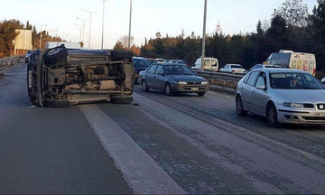 Θεσσαλονίκη: ΙΧ τούμπαρε στην Εθνική Οδό