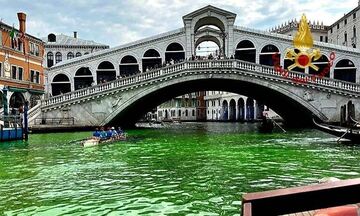 Πρασινοκόκκινη «μπογιά» στο Μεγάλο Κανάλι της Βενετίας