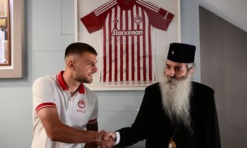 Ολυμπιακός: Μοίρασε δώρα και χαρά στα Εκπαιδευτήρια της Μητρόπολης Πειραιά