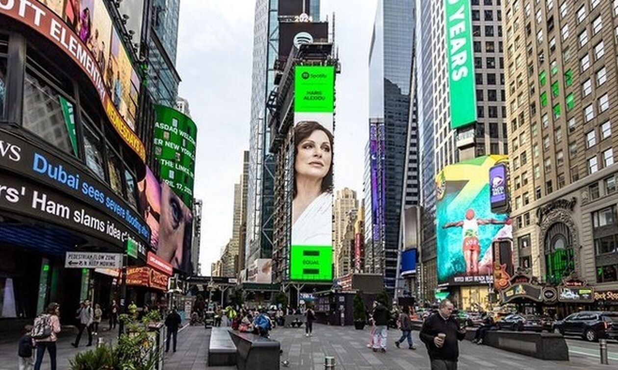 Η Χάρις Αλεξίου σε billboard στην Times Square της Νέας Υόρκης