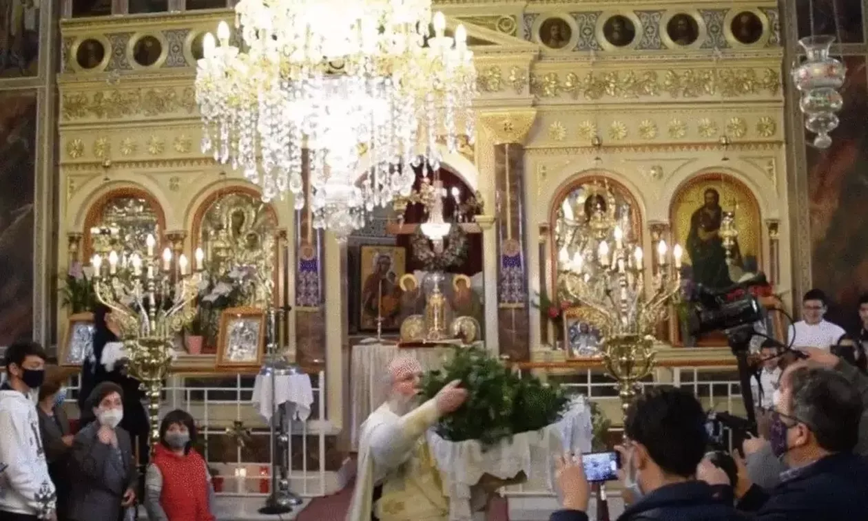 Χίος - Πρώτη Ανάσταση: Ο «ιπτάμενος» ιερέας έκλεψε την παράσταση