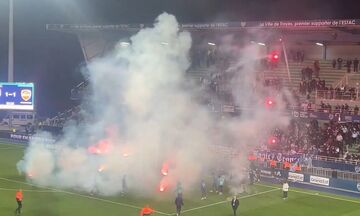 Ligue 2: Μαινόμενοι οπαδοί της Τρουά διέκοψαν το ματς με τη Βαλενσιέν, αντέδρασαν οι παίκτες (vid)
