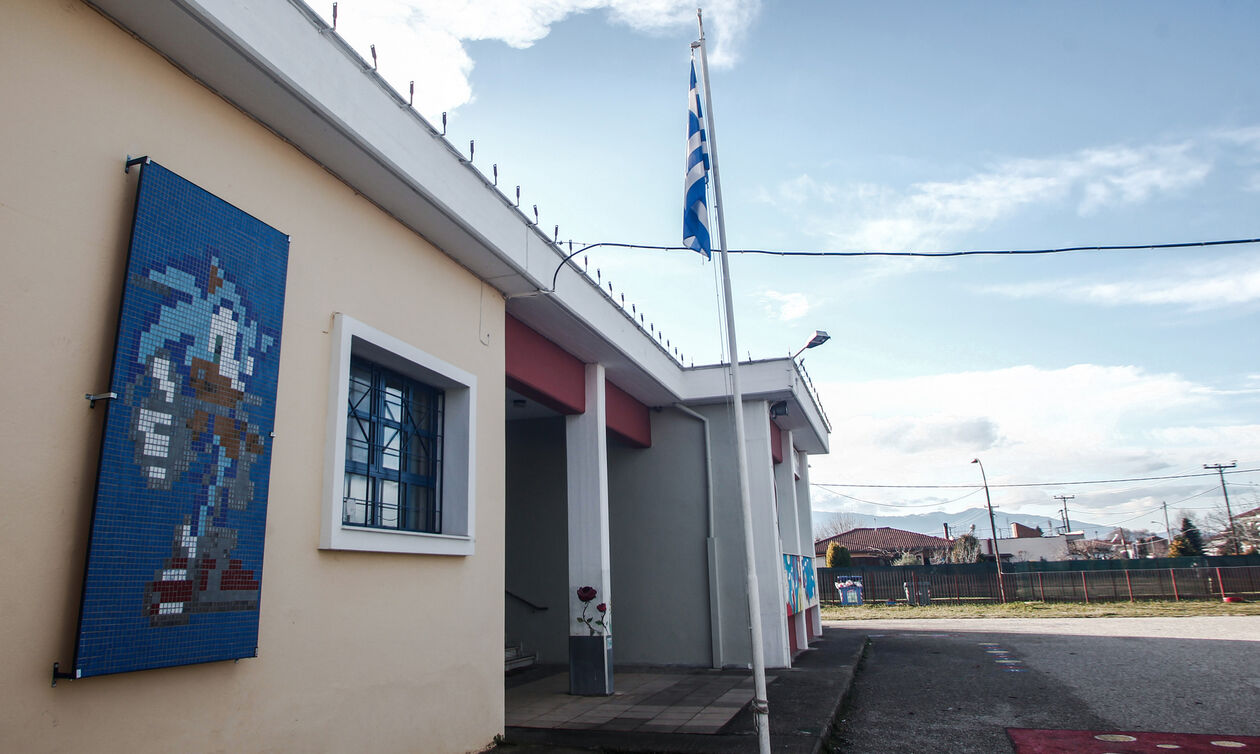 Εξάχρονος καταπλακώθηκε από πόρτα σχολείου στη Φθιώτιδα - «Είχαμε άγιο», λένε οι γονείς του